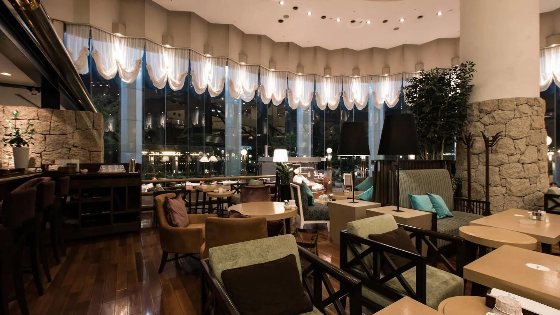 Hotel Ana Holiday Inn Tokyo Bay By Ihg